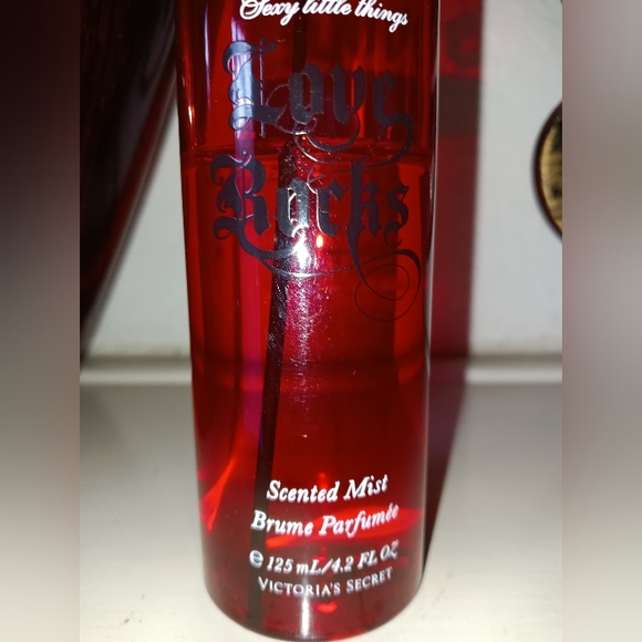 ❤️LOVE ROCKS ❤️4.2 Fl.oz by Victoria's Secrets (Used/half full)Scented Mist🤗🌺 - Picture 2 of 5